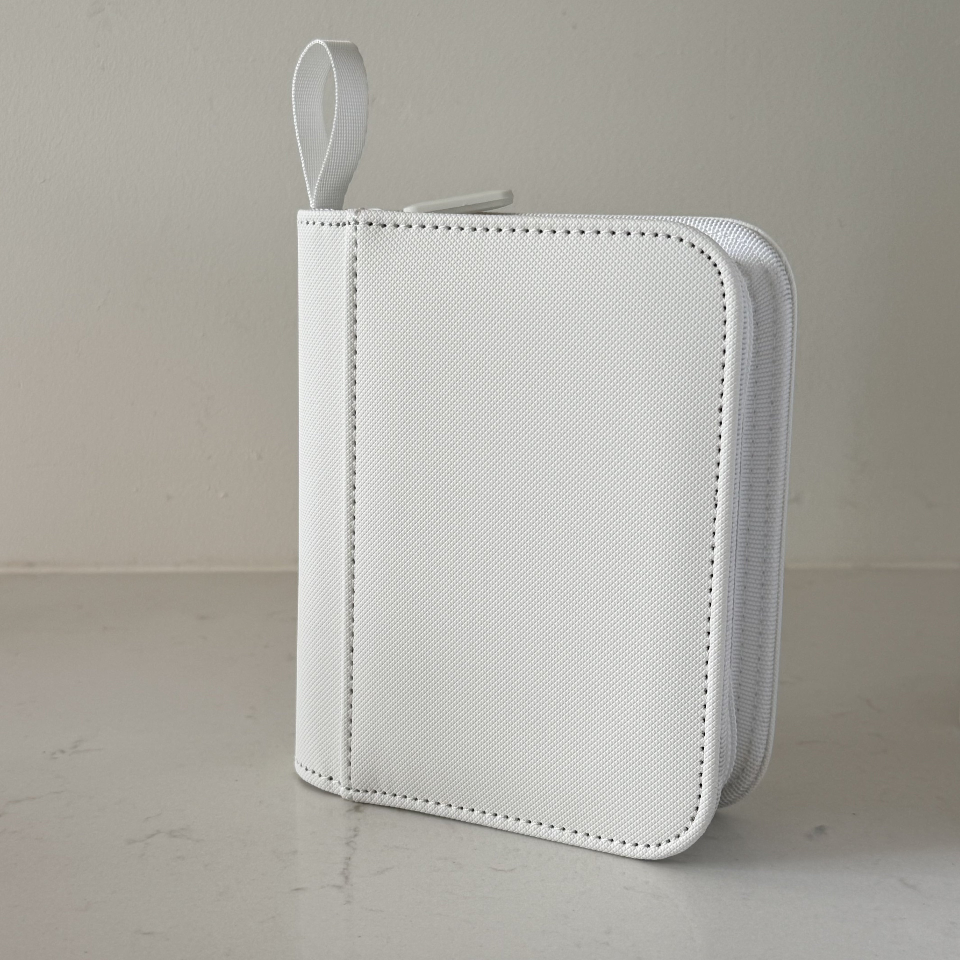White Holdiva 1-pocket binder