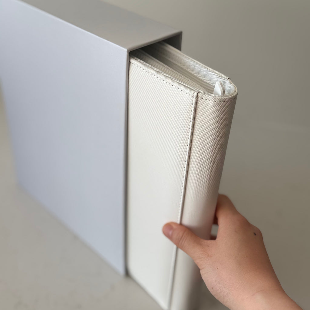 Holdiva white 4-pocket binder with white inner page