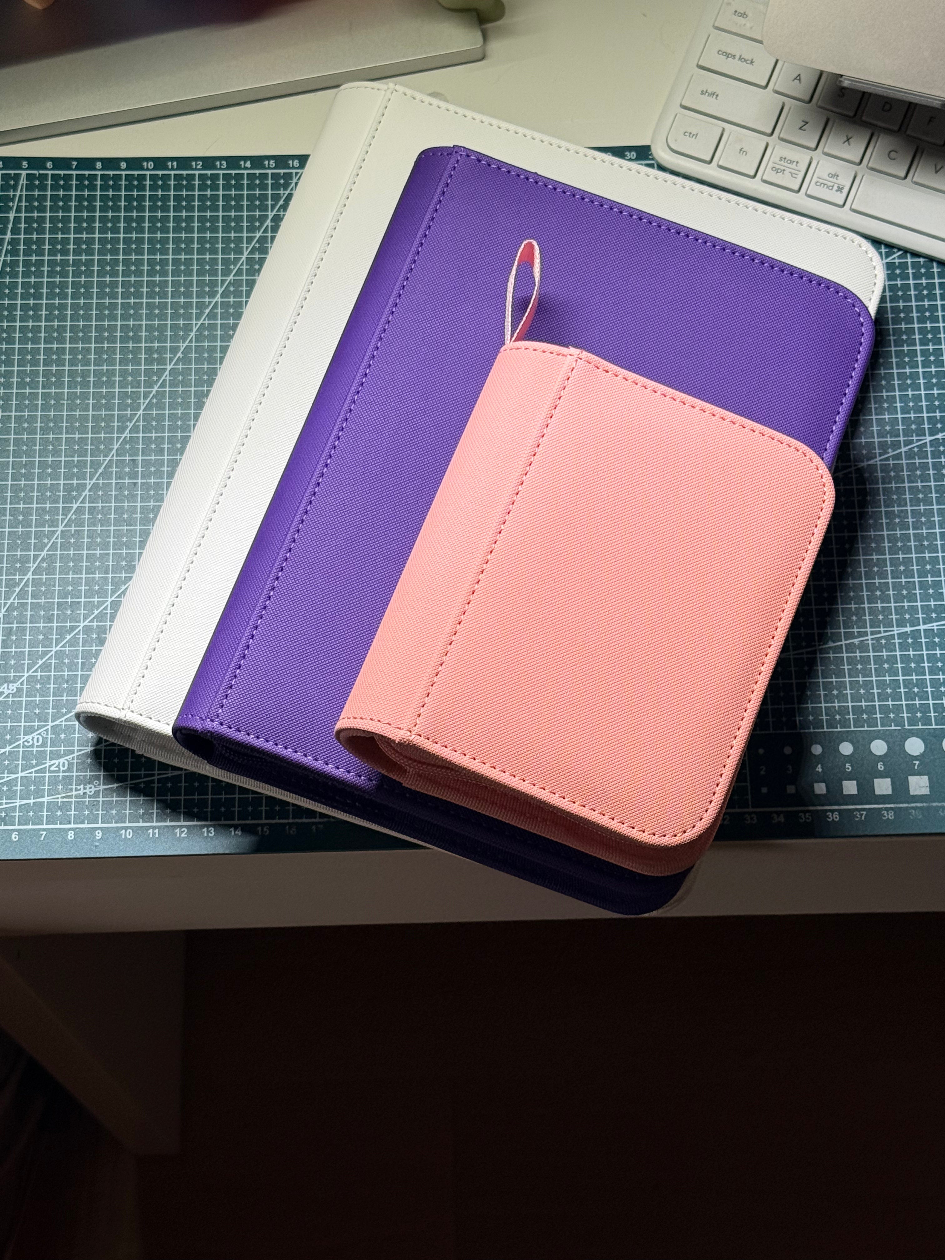 Holdiva 4-pocket card binder with white inner page lifestyle detail